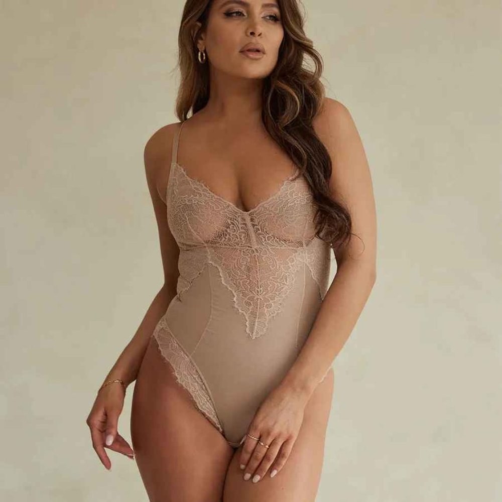 *NWOT* Pinsy Smoothing Lace Shapewear Bodysuit